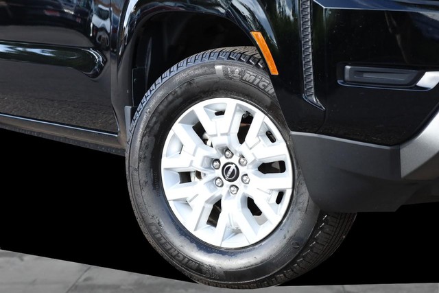 Nissan Frontier Vehicle Full-screen Gallery Image 3