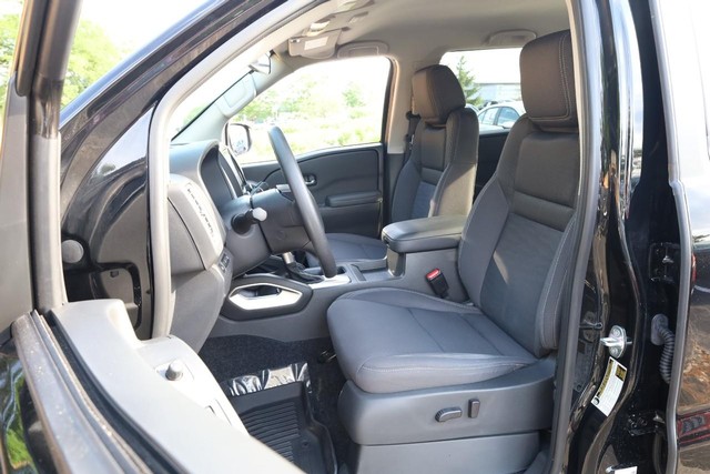 Nissan Frontier Vehicle Full-screen Gallery Image 7
