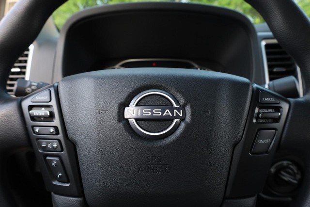 Nissan Frontier Vehicle Full-screen Gallery Image 8