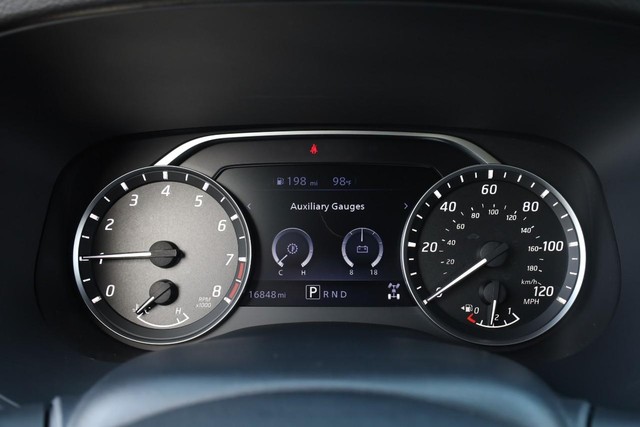 Nissan Frontier Vehicle Full-screen Gallery Image 9