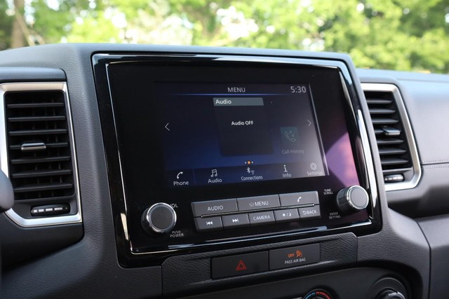Nissan Frontier Vehicle Full-screen Gallery Image 10