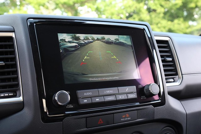 Nissan Frontier Vehicle Full-screen Gallery Image 11