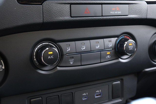 Nissan Frontier Vehicle Full-screen Gallery Image 12
