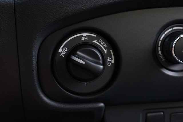 Nissan Frontier Vehicle Full-screen Gallery Image 14