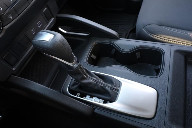 Nissan Frontier Vehicle Full-screen Gallery Image 15