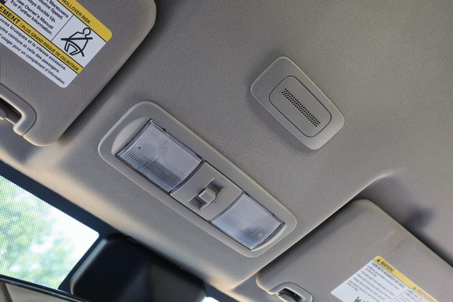 Nissan Frontier Vehicle Full-screen Gallery Image 16