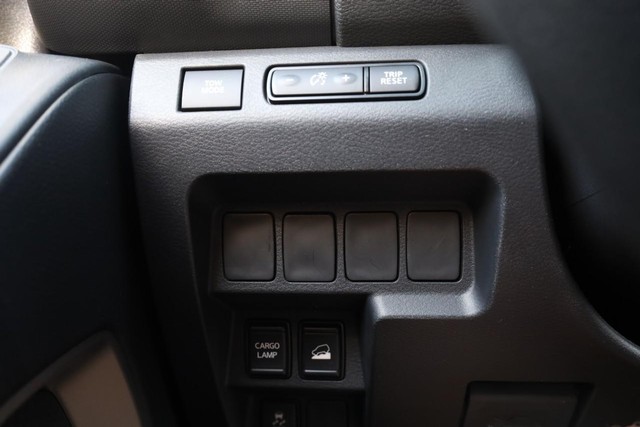 Nissan Frontier Vehicle Full-screen Gallery Image 18