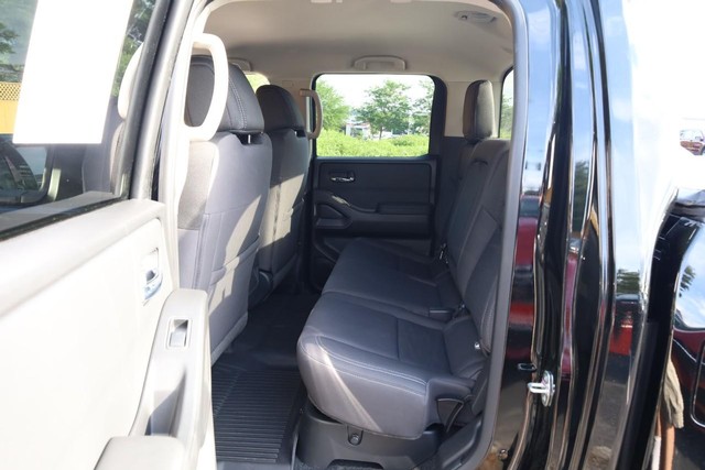 Nissan Frontier Vehicle Full-screen Gallery Image 19