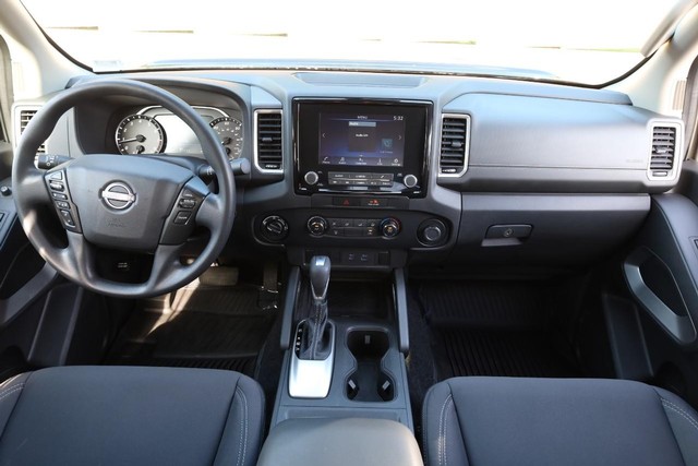 Nissan Frontier Vehicle Full-screen Gallery Image 21