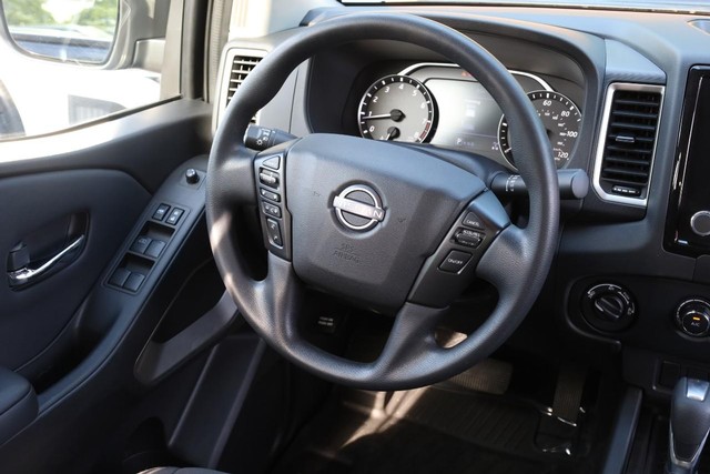 Nissan Frontier Vehicle Full-screen Gallery Image 22