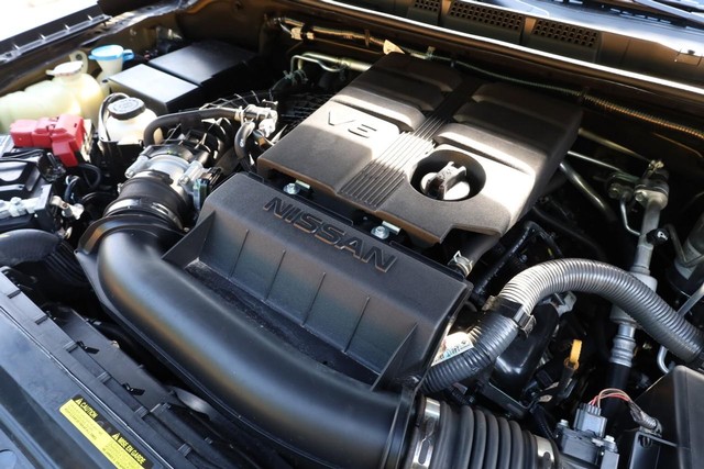 Nissan Frontier Vehicle Full-screen Gallery Image 24