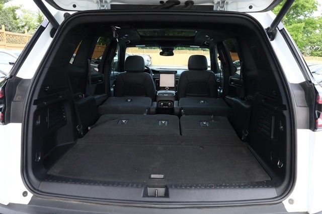 GMC Acadia Vehicle Full-screen Gallery Image 09