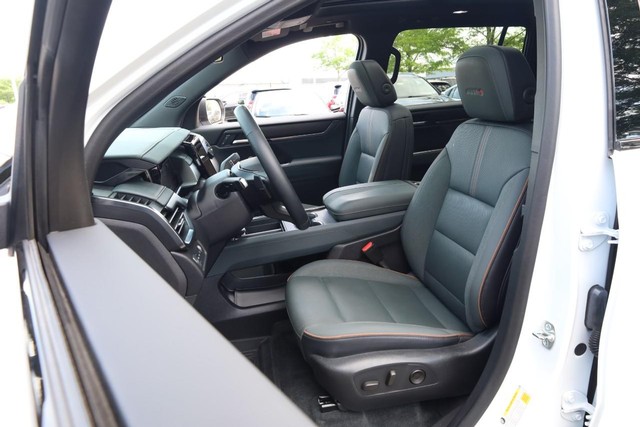 GMC Acadia Vehicle Full-screen Gallery Image 10