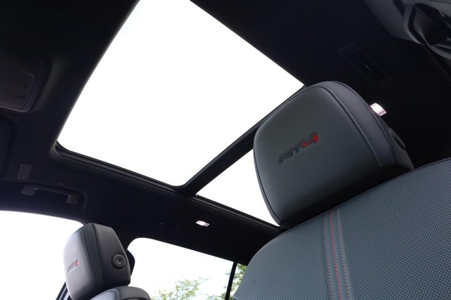 GMC Acadia Vehicle Full-screen Gallery Image 11