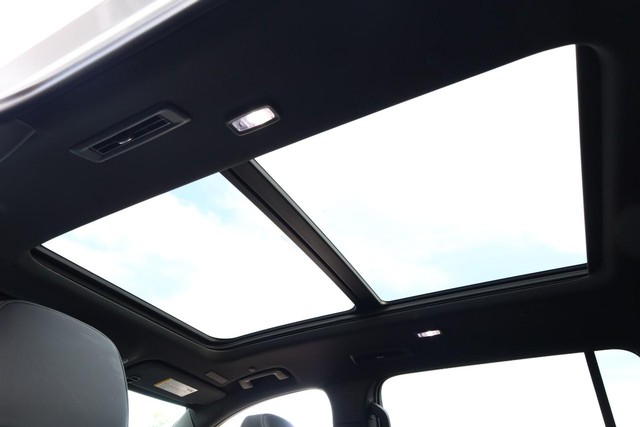 GMC Acadia Vehicle Full-screen Gallery Image 12