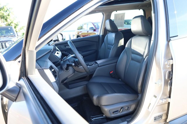 Nissan Rogue Vehicle Image 08