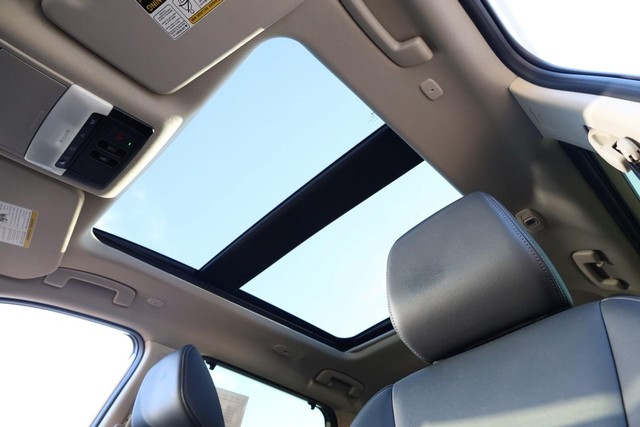 Nissan Rogue Vehicle Image 09