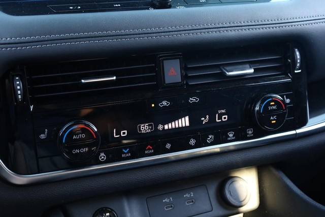 Nissan Rogue Vehicle Image 16