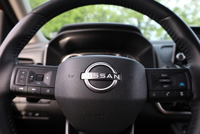 Nissan Rogue Vehicle Full-screen Gallery Image 9