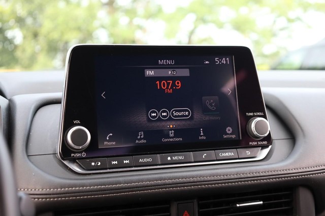 Nissan Rogue Vehicle Full-screen Gallery Image 11