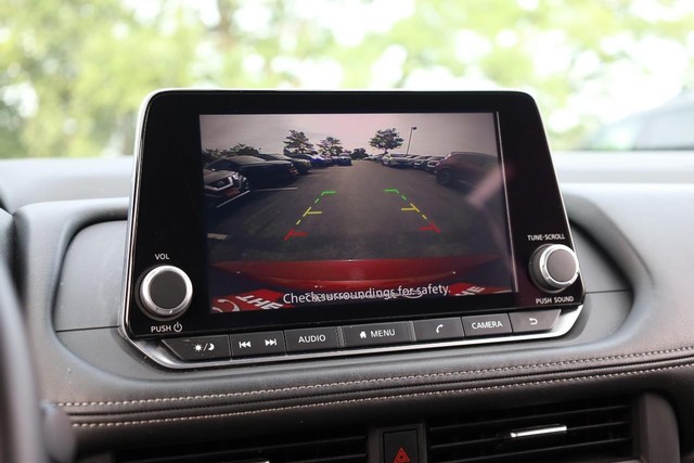 Nissan Rogue Vehicle Full-screen Gallery Image 12