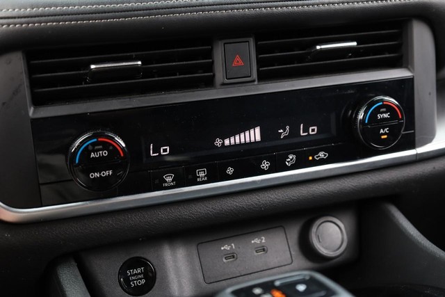 Nissan Rogue Vehicle Full-screen Gallery Image 13