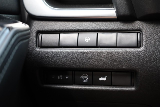 Nissan Rogue Vehicle Full-screen Gallery Image 18