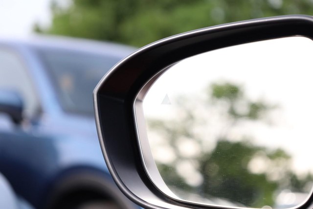Nissan Rogue Vehicle Full-screen Gallery Image 19