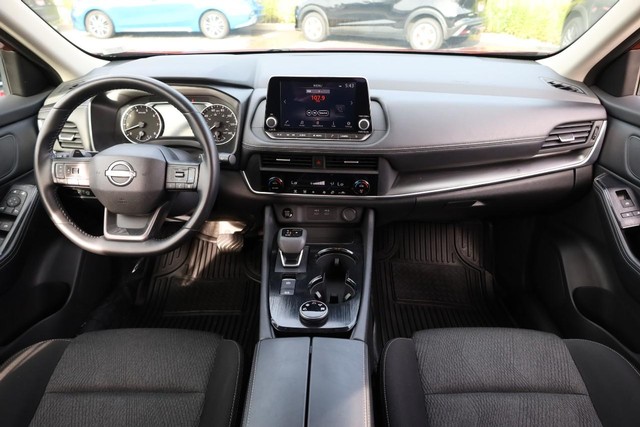 Nissan Rogue Vehicle Full-screen Gallery Image 22