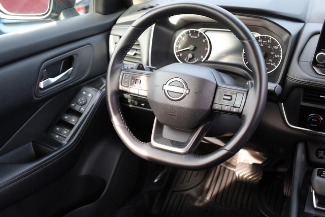 Nissan Rogue Vehicle Full-screen Gallery Image 23