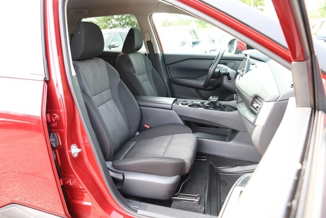 Nissan Rogue Vehicle Full-screen Gallery Image 24