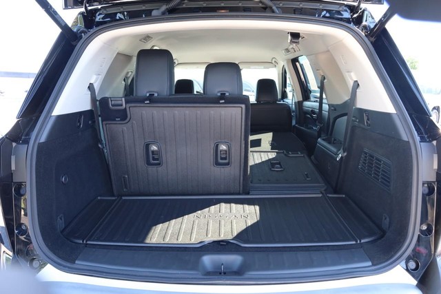 Nissan Pathfinder Vehicle Full-screen Gallery Image 8