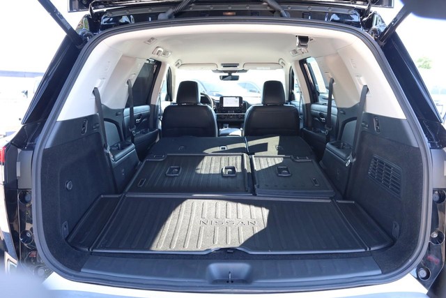 Nissan Pathfinder Vehicle Full-screen Gallery Image 9