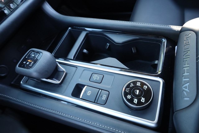 Nissan Pathfinder Vehicle Full-screen Gallery Image 18