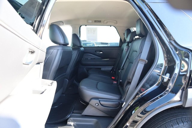 Nissan Pathfinder Vehicle Full-screen Gallery Image 23