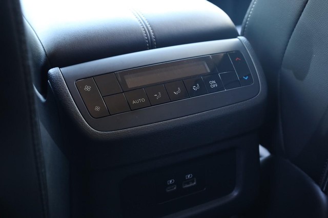 Nissan Pathfinder Vehicle Full-screen Gallery Image 25