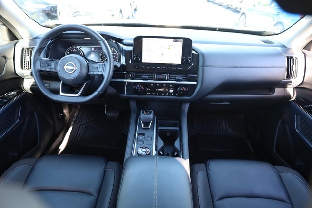 Nissan Pathfinder Vehicle Full-screen Gallery Image 26