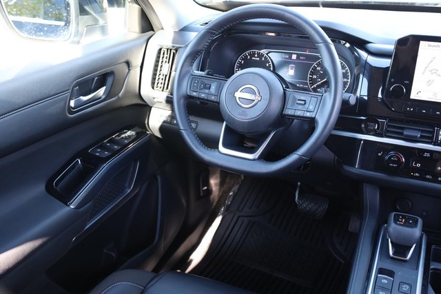Nissan Pathfinder Vehicle Full-screen Gallery Image 27