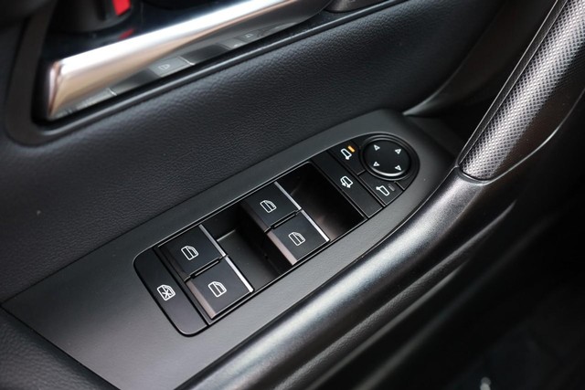 Mazda CX-50 Hybrid Vehicle Full-screen Gallery Image 15