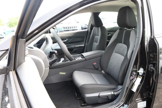 Nissan Sentra Vehicle Image 08