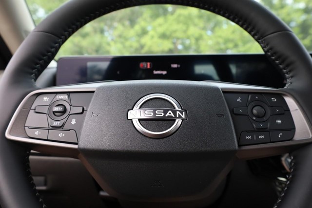 Nissan Sentra Vehicle Image 09