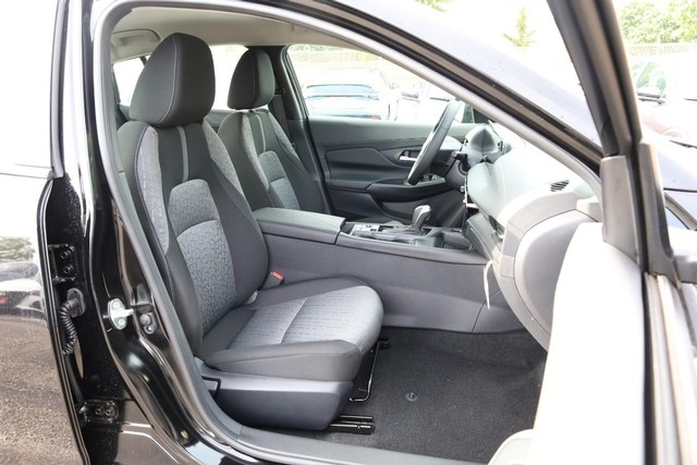 Nissan Sentra Vehicle Image 25
