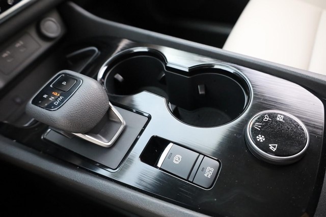 Nissan Rogue Vehicle Image 18