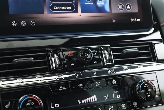 Nissan Pathfinder Vehicle Image 16