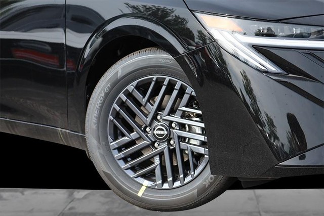 Nissan Sentra Vehicle Image 03