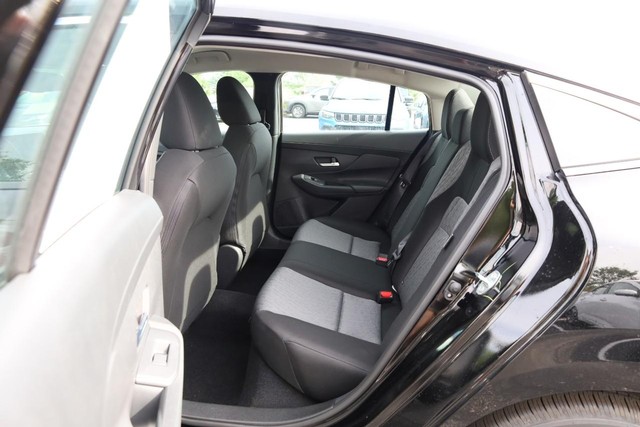 Nissan Sentra Vehicle Image 21