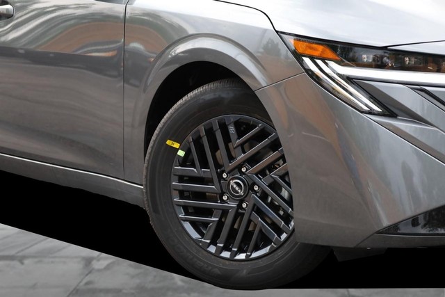 Nissan Sentra Vehicle Image 03