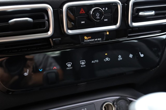 Nissan Sentra Vehicle Image 14