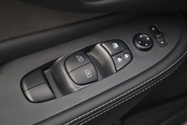 Nissan Murano Vehicle Image 11