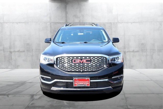 GMC Acadia Vehicle Full-screen Gallery Image 04